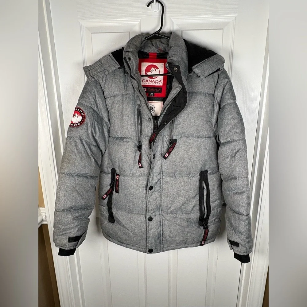 Canada Weather Gear heavyweight puffer‎ jacket in gray heather with black trim.